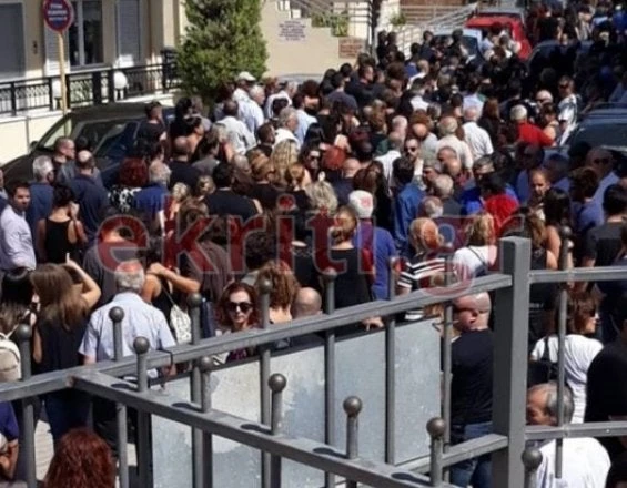 Κρήτη: Ράγισαν καρδιές στην κηδεία της Κάλλιας – Λαοθάλασσα στο τελευταίο αντίο